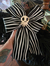 Load image into Gallery viewer, Deluxe Tiny Bow and Skull Set