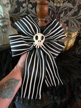 Load image into Gallery viewer, Deluxe Tiny Bow and Skull Set