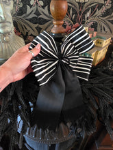Load image into Gallery viewer, Deluxe Tiny Bow and Skull Set
