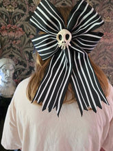 Load image into Gallery viewer, Deluxe Tiny Bow and Skull Set