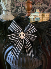 Load image into Gallery viewer, Deluxe Tiny Bow and Skull Set