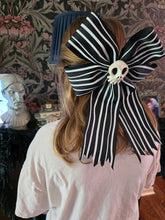 Load image into Gallery viewer, Deluxe Tiny Bow and Skull Set